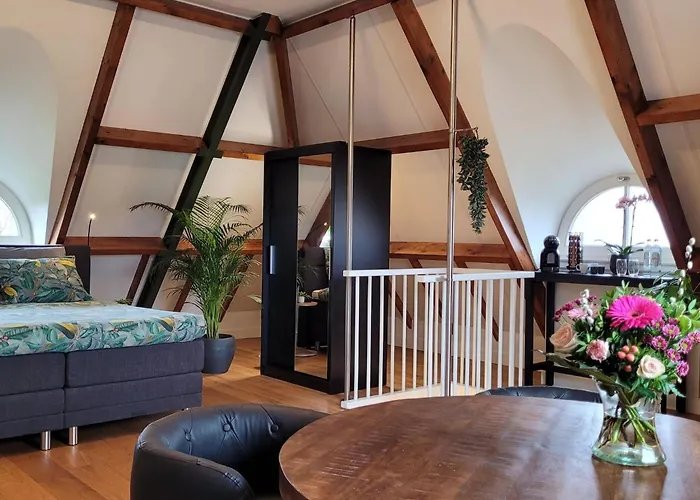 In Near War Museum And Zoo Overloon